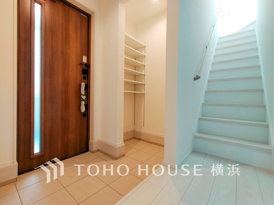 収納力の豊富なシューズインクローゼットを設置した玄関。