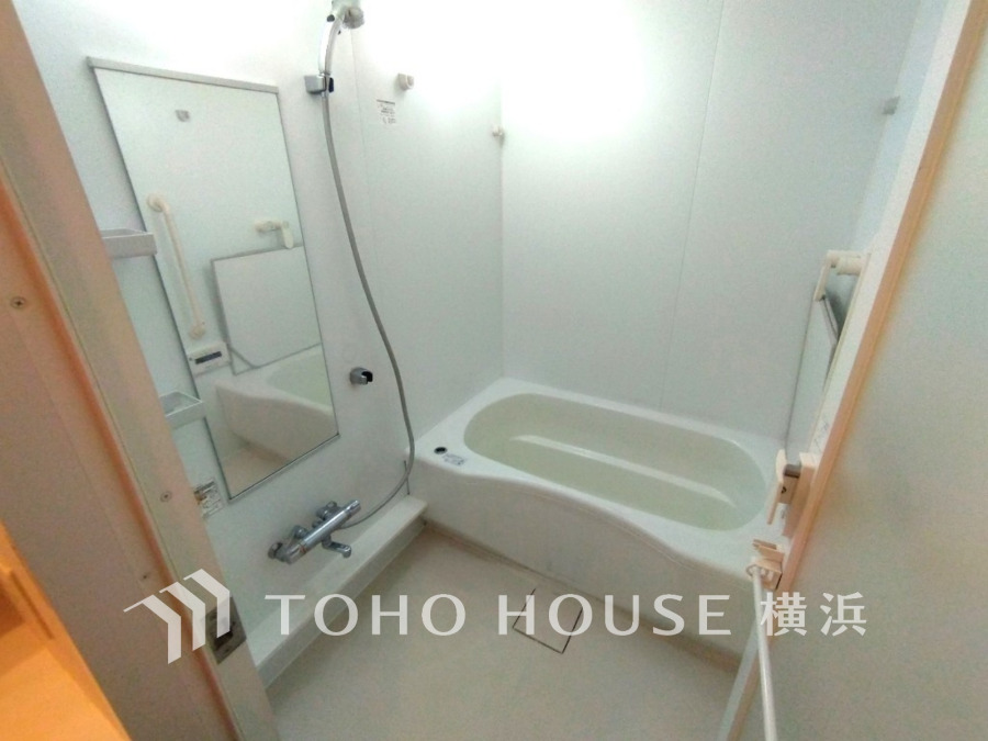 掃除のしやすさ・収納の便利さなど、おふろを使う人、お手入れする人、みんなにとっての「しあわせ性能」を追求したバスルームを採用いたしました。