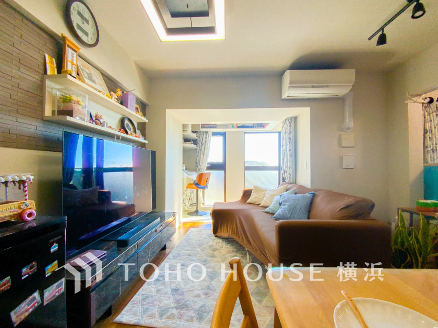 ここにはみんなが集い、食事と楽しい会話が始まる。話に夢中になりすぎて、ついつい時を忘れてしまう。そんな束の間の幸せを感じさせてくれる場所。