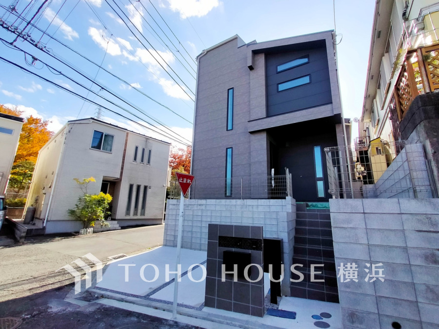 開放感のある北東角地立地。カースペースは2カ所にあり2台駐車が可能です。