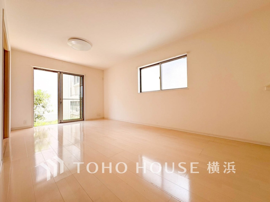 開放的な広さと2面採光がもたらす、光溢れ豊かな居住空間はこの住まいのクオリティを感じさせてくれます。豊かな時間が流れるこの場所に暮す喜び
