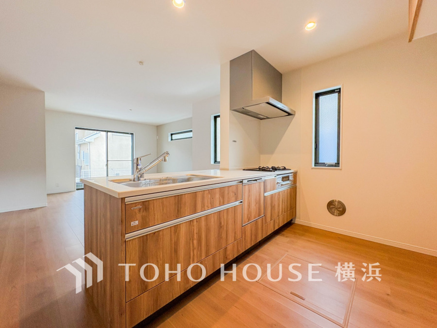 誰もが使いやすいデザインにこだわったキッチン。プライベートスペースを彩るインテリアとしての美と、快適な日常を支える機能性と強さがひとつになったキッチンです。