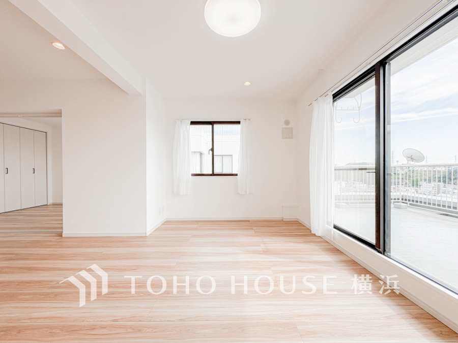 南西向きの大きな窓からたっぷりと光が入る明るいLDK。落ち着いた雰囲気に包まれた空間です。
