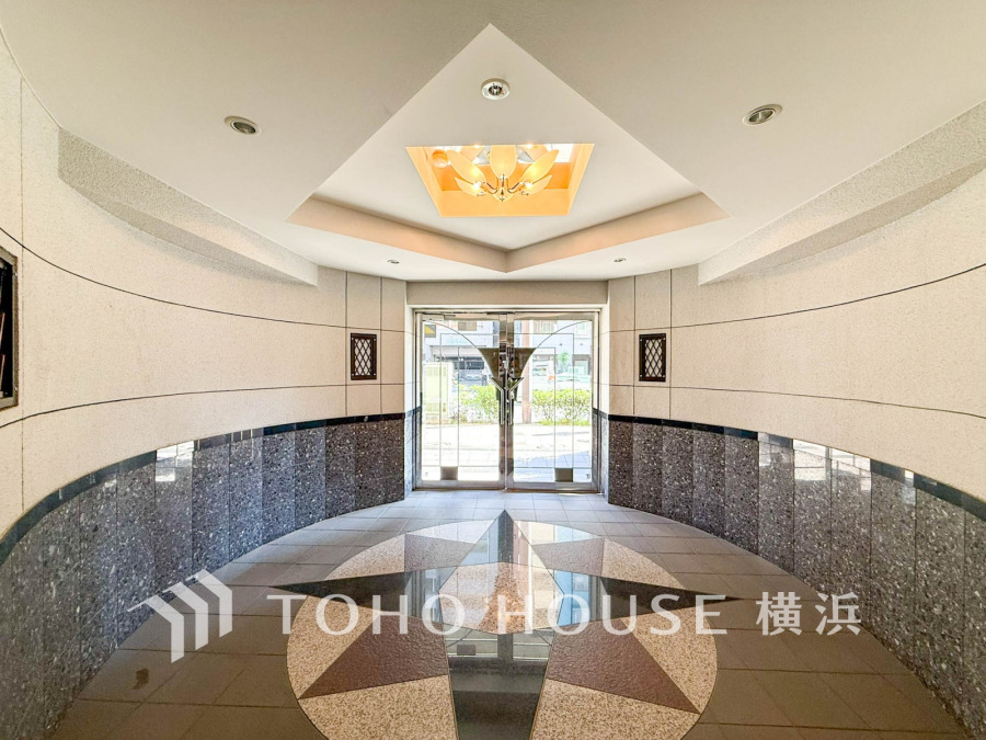 足を踏み入れると静穏な時間が流れるエントランスホール。心やすらぐ憩いのスペース。ゆったりと寛ぎながら、思い思いの時間を過ごせる空間です。