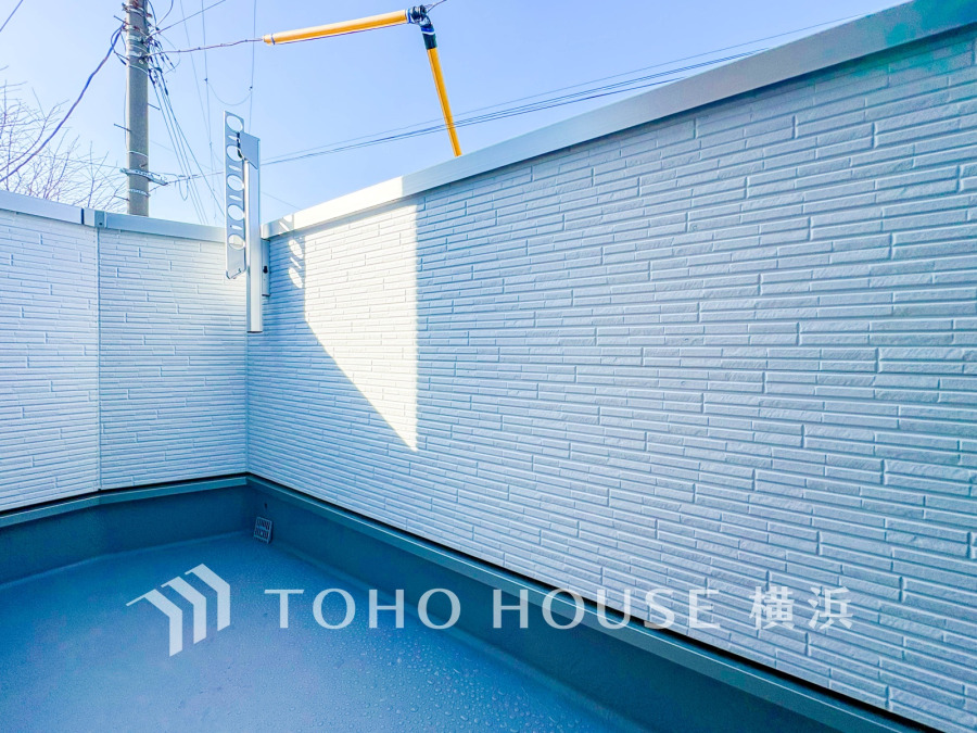 開放感いっぱいの眺望と共に光と風を享受するバルコニー。緑豊かな景観を眺めることができます。