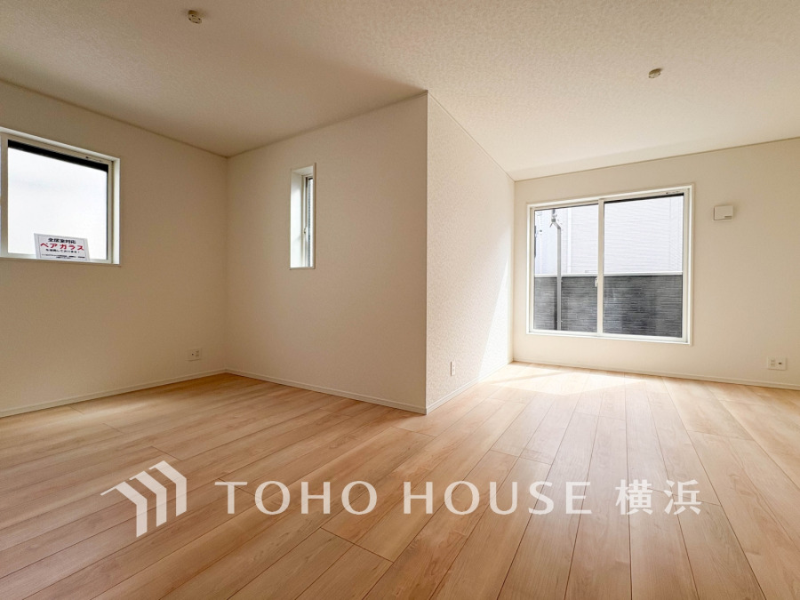 光と風が溢れる開放的なリビングダイニングには自然と家族みんなが集まってきます。明るく穏やかな空気の中で飲んだり、食べたり、笑ったり。