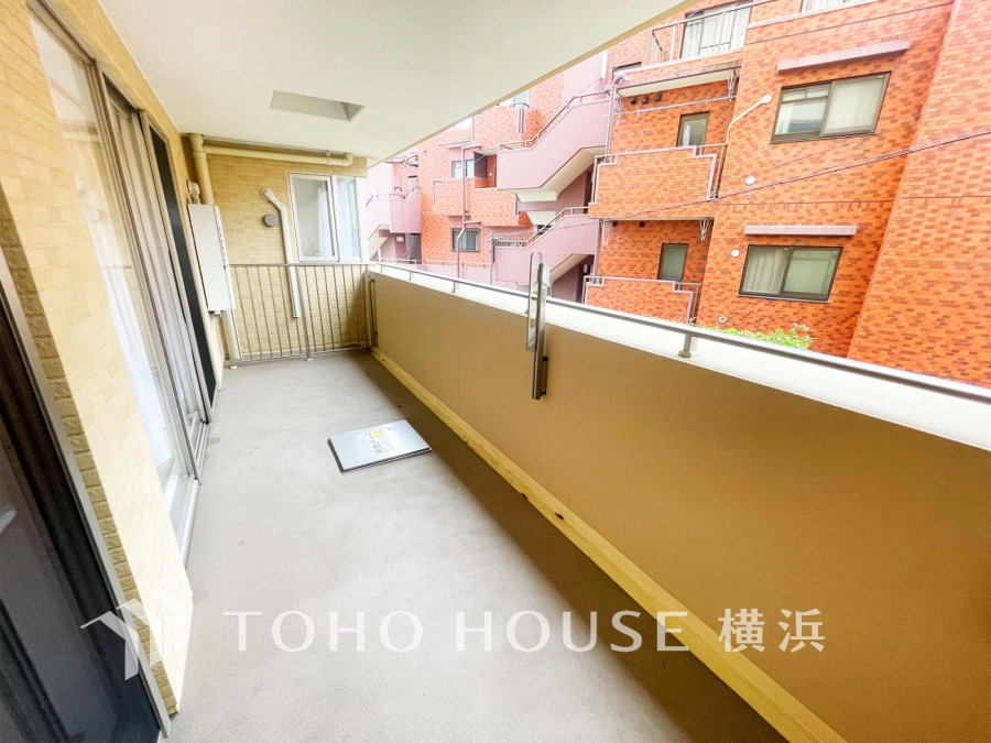 暮らしの中で光と風を演出してくれるバルコニー、見事なまでの開放的な空間を演出しながら、プライベート性も確保された空間は我が家の自慢。