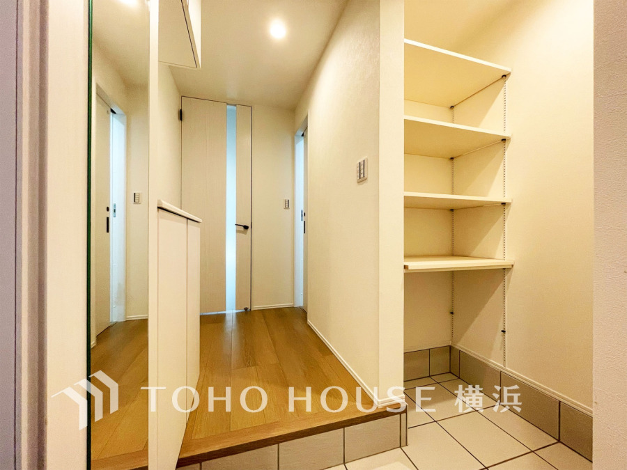 豊かなプライベートタイムへ誘うモダンテイストな玄関。デザインや素材が美しい調和を奏でている空間です。お客様をお迎えする玄関は落ち着いた雰囲気です。