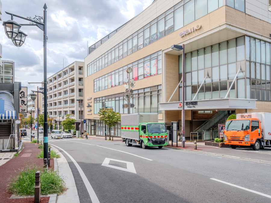 東急田園都市線「市が尾」駅まで約240m 。青葉区役所の最寄り駅。区役所までは駅から徒歩約9分。駅には東急ストアが隣接しており、お出かけやお仕事帰りのお買い物にも便利。