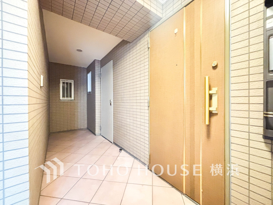 広々とした玄関ポーチ。共用部分からのワンクッションが、プライベート感を高めてくれます。