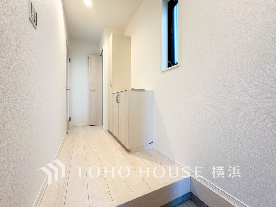 白を基調とした明るく清潔感のある玄関ホール。収納スペースも充実し、すっきりとした印象です。