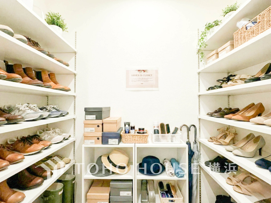 豊富な収納力を備えたシューズクローク。靴はもちろん小物や傘もスッキリ整理できる快適空間です。（装飾品はAI加工です）