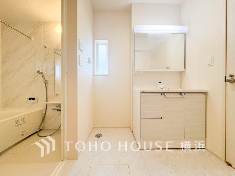 十分な大きさの洗面台は収納もさる事ながら、身だしなみチェックや歯磨きなど、朝の慌ただしい時間でもホテルライクなスペースで余裕とゆとりを感じて頂けます。