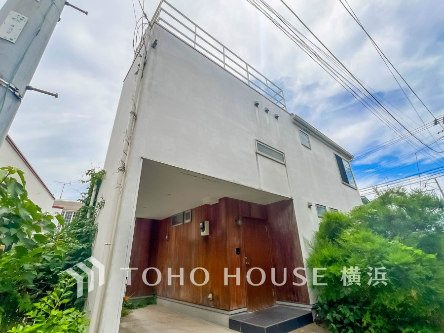 街に溶け合う美しい景観を生み出しているにも関わらず、採光や風通しを考えて設計された間取り。外観だけでなく、そこに住まうご家族の心地よさが最優先されますように。 