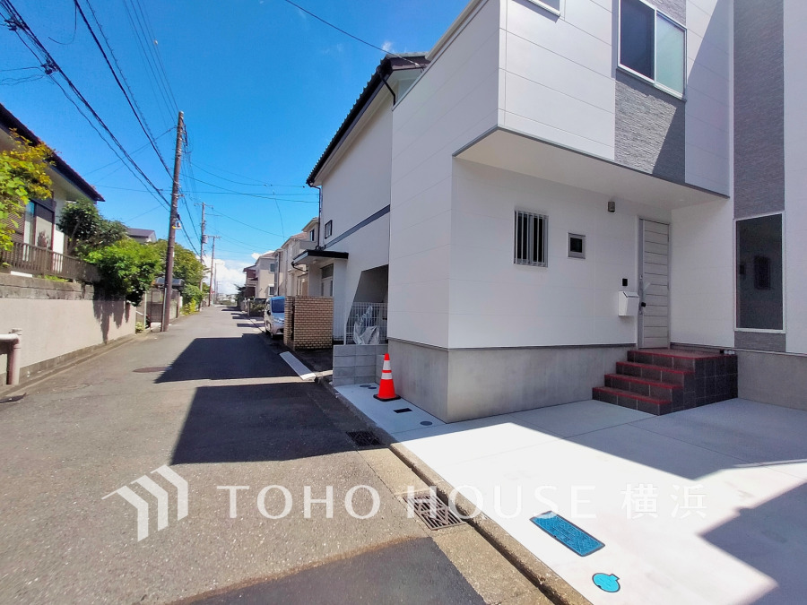 周辺は低層住宅の建ち並ぶ閑静な住宅街につき住環境良好です