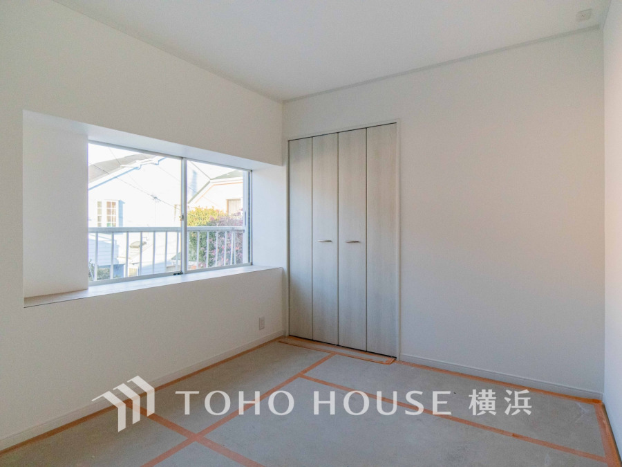 【2025年11月撮影】自然光がたっぷり入る窓辺と収納付きのシンプルで清潔感ある洋室です。