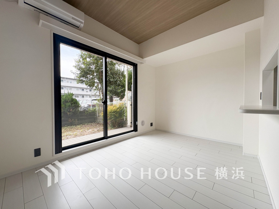 南向きの大きな窓からたっぷりと光が入る明るい空間。