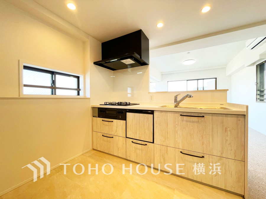 広く取られた対面キッチンは、リビングで寛ぐご家族と会話をしながらお料理が出来ます。ナチュラルテイストなカラーで清潔感のあるデザインです。