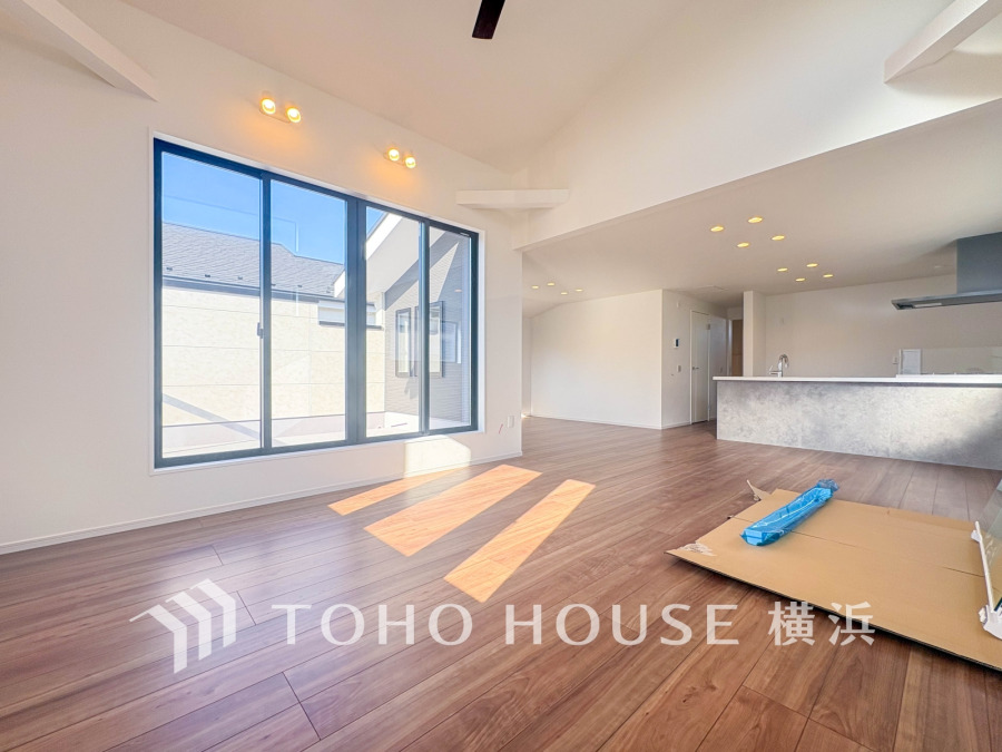 ここにはみんなが集い、食事と楽しい会話が始まる。話に夢中になりすぎて、ついつい時を忘れてしまう。そんな束の間の幸せを感じさせてくれる場所。