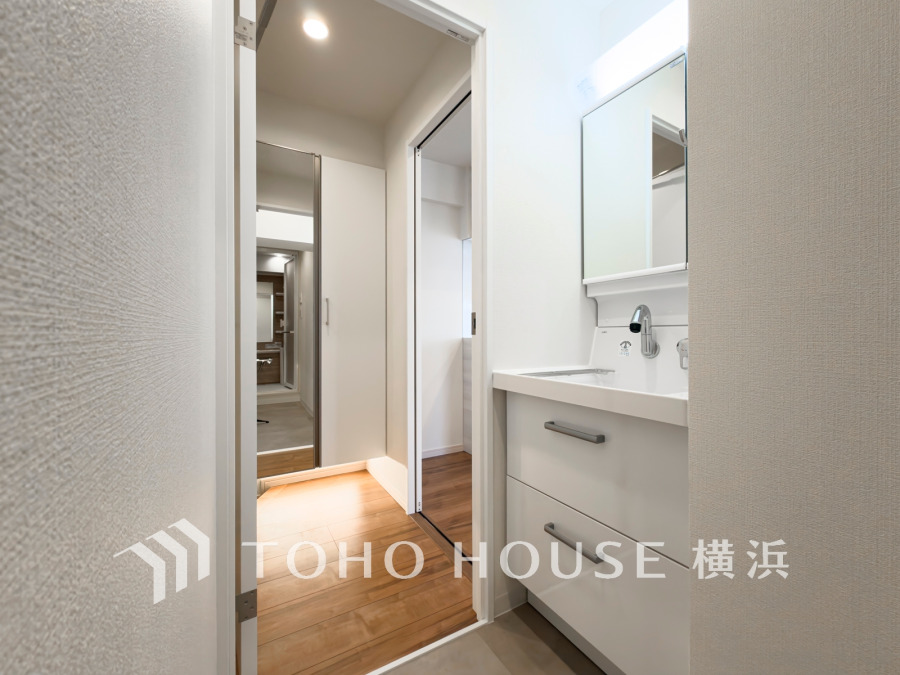 十分な大きさの洗面台は、身だしなみチェックや歯磨きなど、朝の慌ただしい時間でも余裕とゆとりを感じて頂けます。