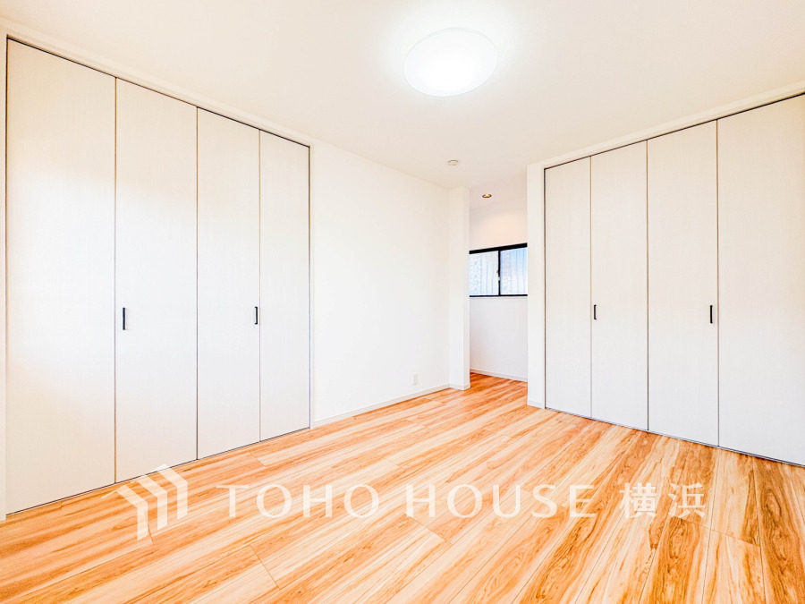 大きな窓からたっぷりと陽光が注がれる明るい空間。家族の成長に対応できる永住仕様の間取り。時を忘れて過ごす場所として過ごせるお部屋。