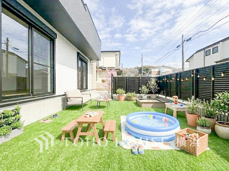 毎日の暮らしの中に癒しを与えてくれるお庭スペース。小さなお子様の遊び場にもちょうど良い空間です。（芝・家具・装飾品はAI加工です）