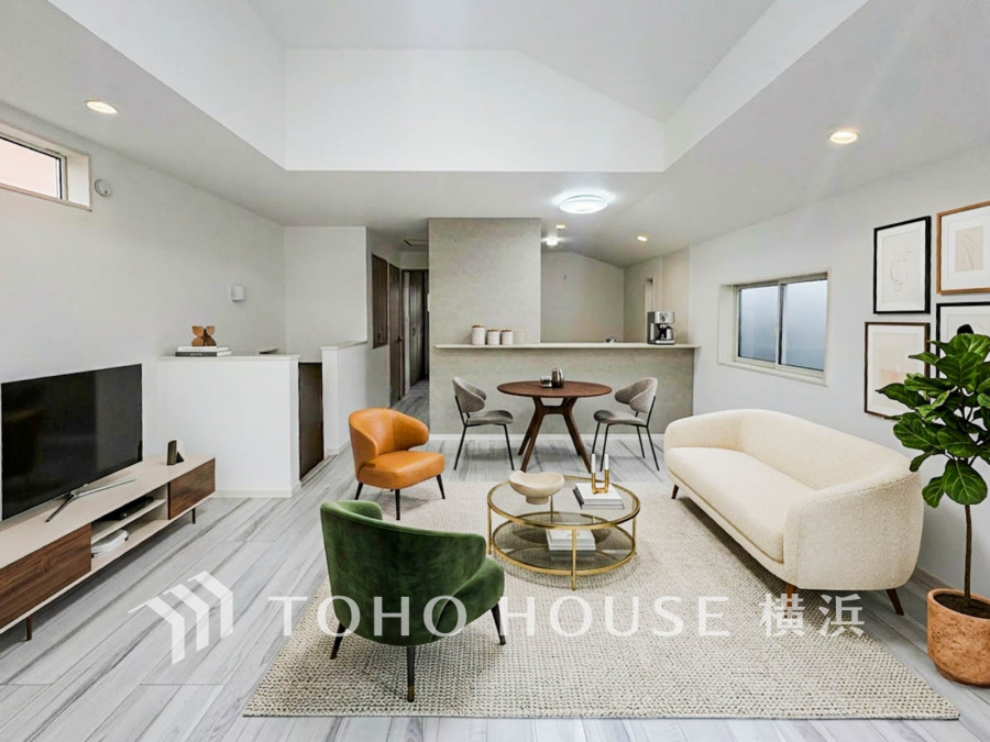 開放感あふれる高天井のリビング。多彩なチェアと落ち着いた色調で洗練された空間を演出しています。（装飾品はAI家具です）