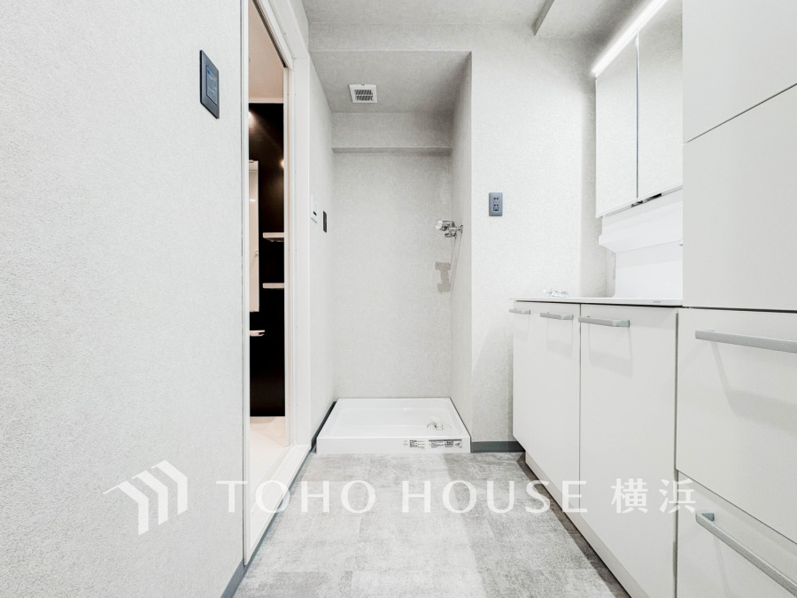 脱衣スペースを含む空間はゆとりの広さを設け、また洗面化粧台にも収納スペースを設ける事により、散らかりやすい洗面スペースをスッキリ保てます。