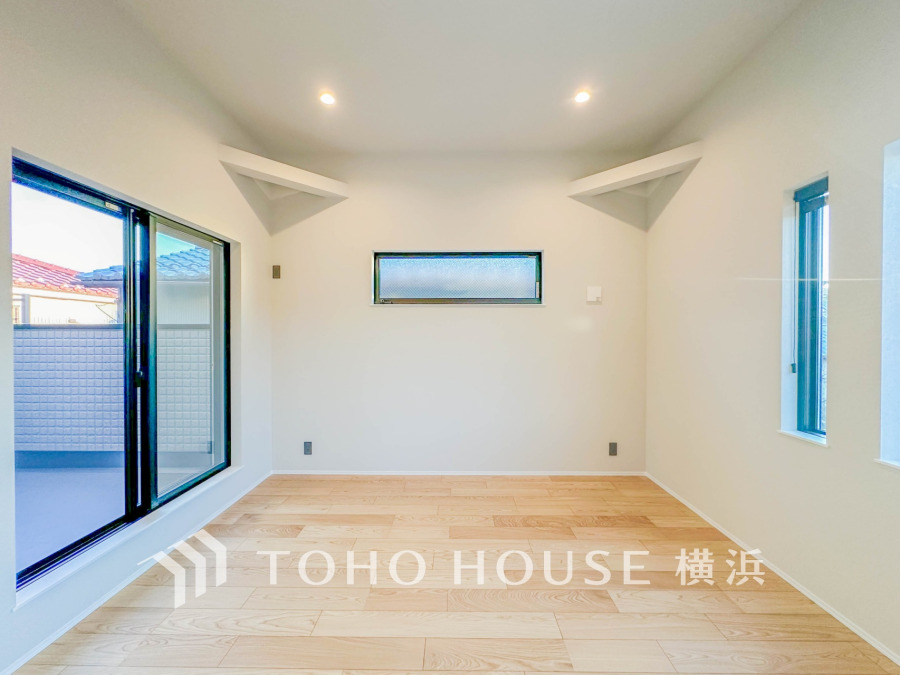 家族みんなが爽やかに健やかに過ごせるように、溢れる光をたっぷり取り込んだリビングダイニング。集いの場、憩いの場としての快適性を求めたやすらぎの空間です。