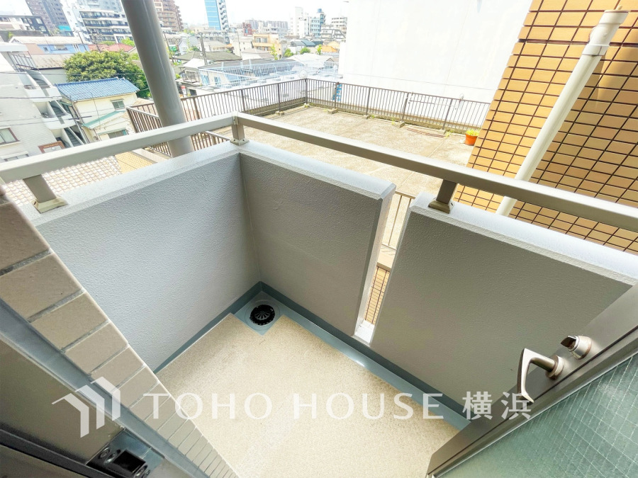 開放感があり、遮るものもなく気持ちのいい景色が広がります。お部屋にも爽やかな風と暖かく柔らかな日差しが差し込み、毎日の暮らしを豊かに彩ります。