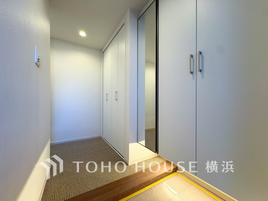 豊富な収納を確保した玄関スペース。白を基調とした明るく清潔感溢れる空間です。
