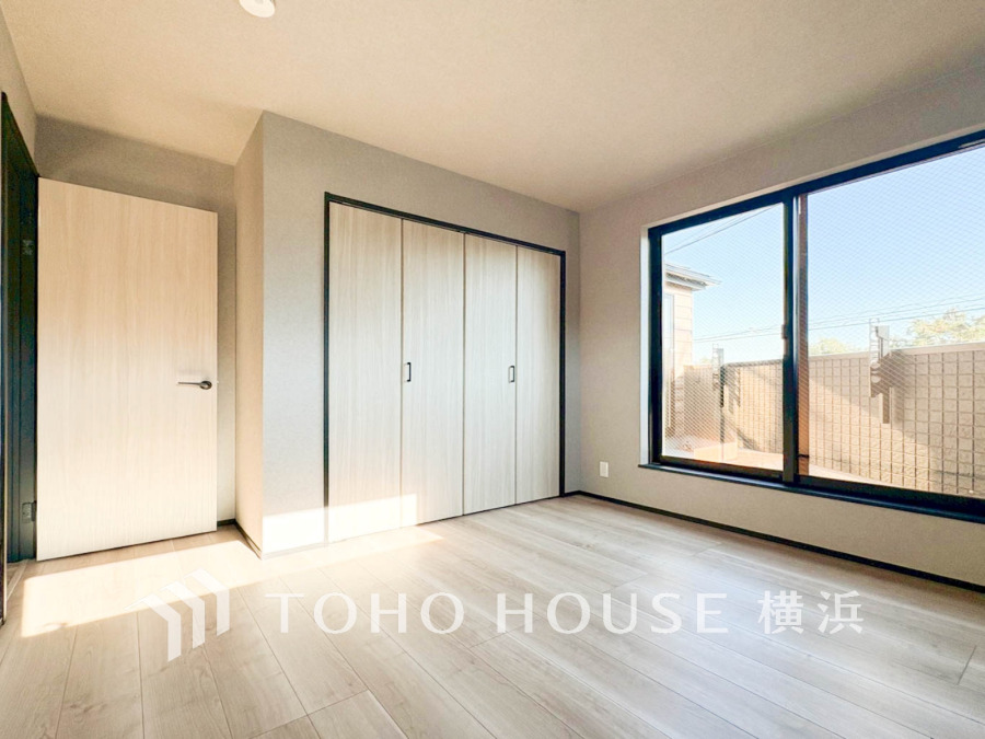 採光もアクセントの一つとして。プライベートルームにはやさしい光が射し込んでいて、この明るい好みの空間で読書をしたり、音楽を聞いたりと一人の時間も充実したものにできます。