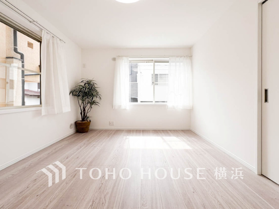 大きな窓からたっぷりと陽光が注がれる明るい空間。家族の成長に対応できる永住仕様の間取り。時を忘れて過ごす場所として過ごせるお部屋。