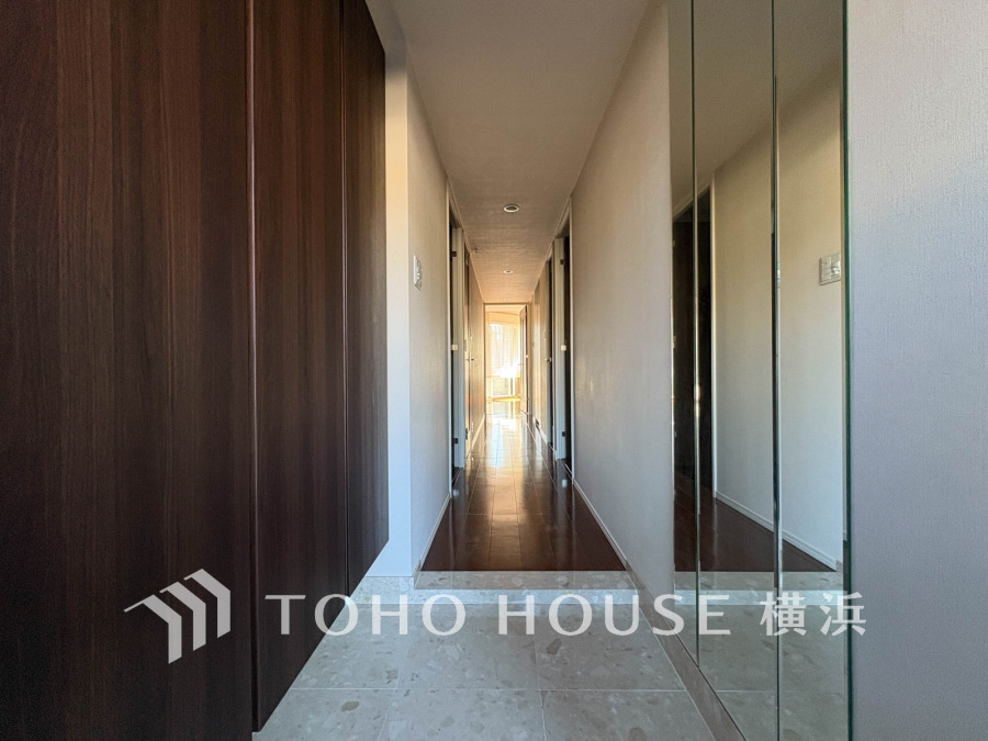 清潔感溢れる玄関がお出迎えする本邸宅の物語は、ここから始まる日常を期待させます。この場所には「希望」と「優越」で包み込んでくれる「特別」な空間があります。