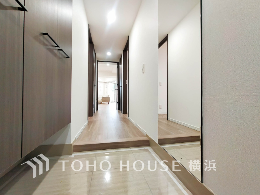 上質感漂う玄関と廊下。居住者の帰り、訪れる方を優しく迎える・安らぎに満ちた生活空間を予感させる。健やかな暮らしを楽しめることでしょう。