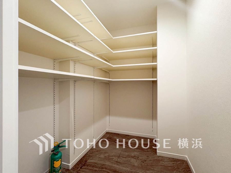 玄関には、ご家族みんなの靴をたっぷりと収納することができるシューズインクローゼットをご用意しました。さらに場所をとるベビーカーやゴルフ道具なども収納できるので、玄関まわりはいつもすっきり。