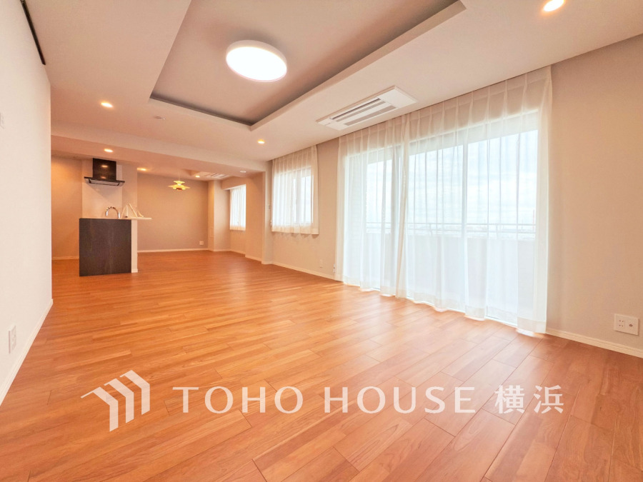 広々24帖のLDKは折り上げ天井で演出された開放感溢れる大空間です。