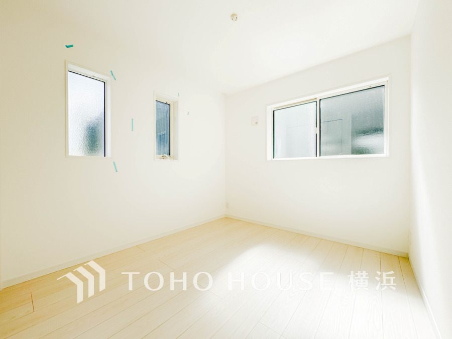 穏やかな風と陽光を導き、プライバシーに配慮された設計プランを採用し、居住性を一段と心地よいものにしています。明るく開放的な空間を演出しております。