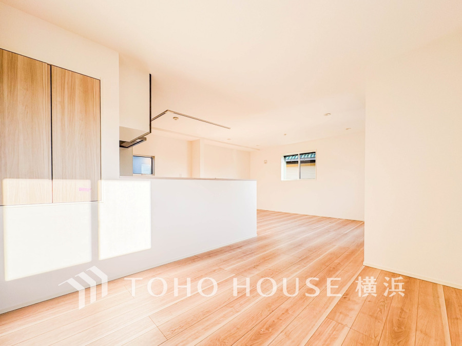 明るく開放的な空間が広がるLDK。室内には豊かな陽光が注ぎ込み、爽やかな住空間を演出。ホームパーティーでもゲストと一緒に料理を楽しみながら楽しい時間を過ごせそう。