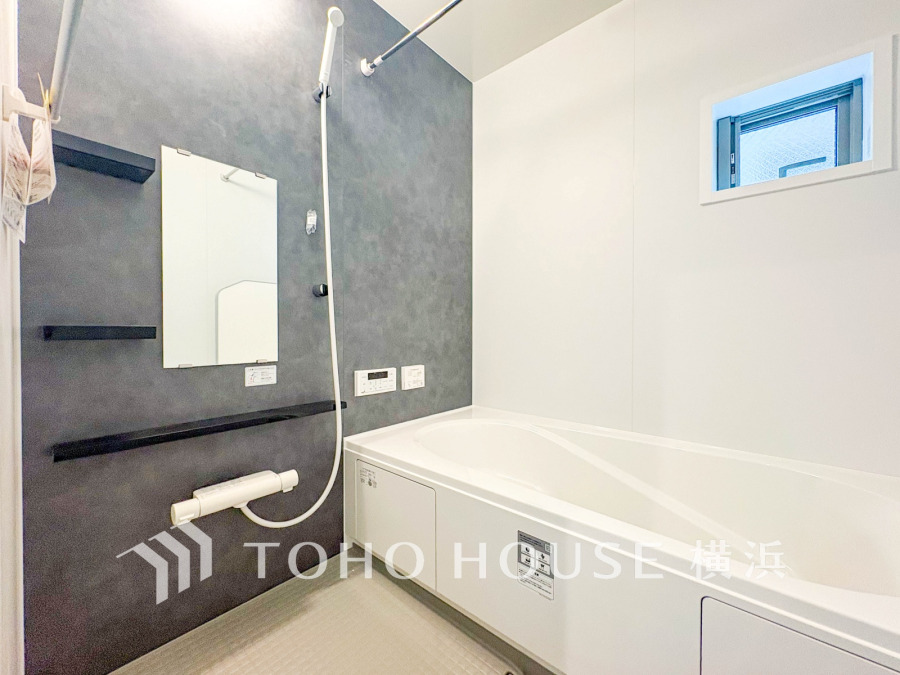 1日の疲れを癒すバスルームは、心地よいリラックスを叶える清潔感溢れる美しい空間です。心からゆったりと寛いでいただけるよう、ゆとりのスペースを確保してます。