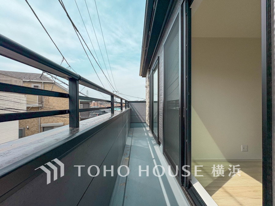 開放感いっぱいの眺望と共に光と風を享受するバルコニー。緑豊かな景観を眺めることができます。