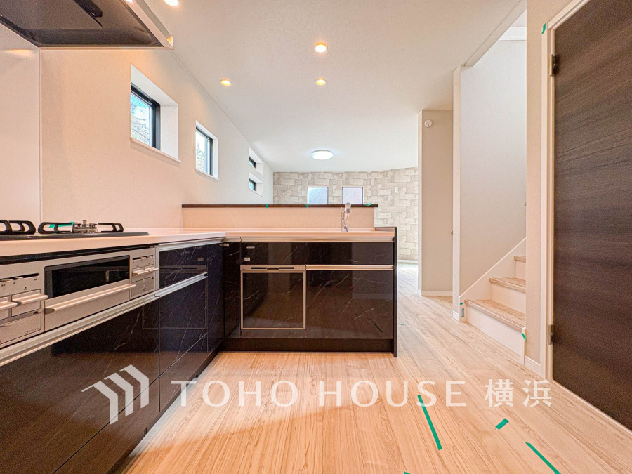 スタイリッシュな対面キッチンを採用。リビングにいるご家族との会話を楽しみながらお料理ができます。
