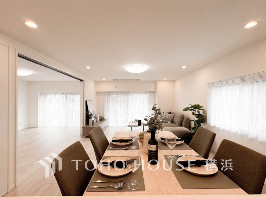 家族みんなが爽やかに健やかに過ごせるように、溢れる光をたっぷり取り込んだリビングダイニング。集いの場、憩いの場としての快適性を求めたやすらぎの空間です。