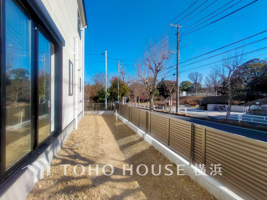 毎日の暮らしの中に癒しを与えてくれるお庭スペース。小さなお子様の遊び場にもちょうど良い空間です。ガーデニングで色とりどりの草花を綺麗に飾ればより一層華やかな空間になります。