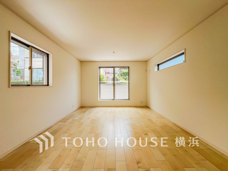 開放的な広さと3面採光がもたらす、光溢れ豊かな居住空間はこの住まいのクオリティを感じさせてくれます。豊かな時間が流れるこの場所に暮す喜び。