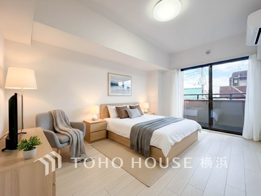 1日の疲れを癒し、心地よく寛げるようゆったりとした広さを確保しています。プライベートタイムをより優雅に穏やかに…。落ち着いた雰囲気を紡ぎます。（装飾品はAI加工です）