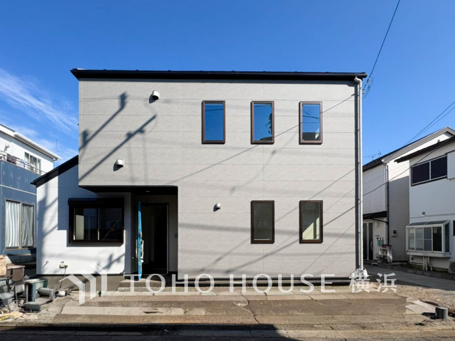 シンプルでモダンな外観が魅力の新築住宅。住む人を映し出す洗練された佇まいは、いつまでも輝き続けながらいつしか街の風景に溶け込んでいきます。