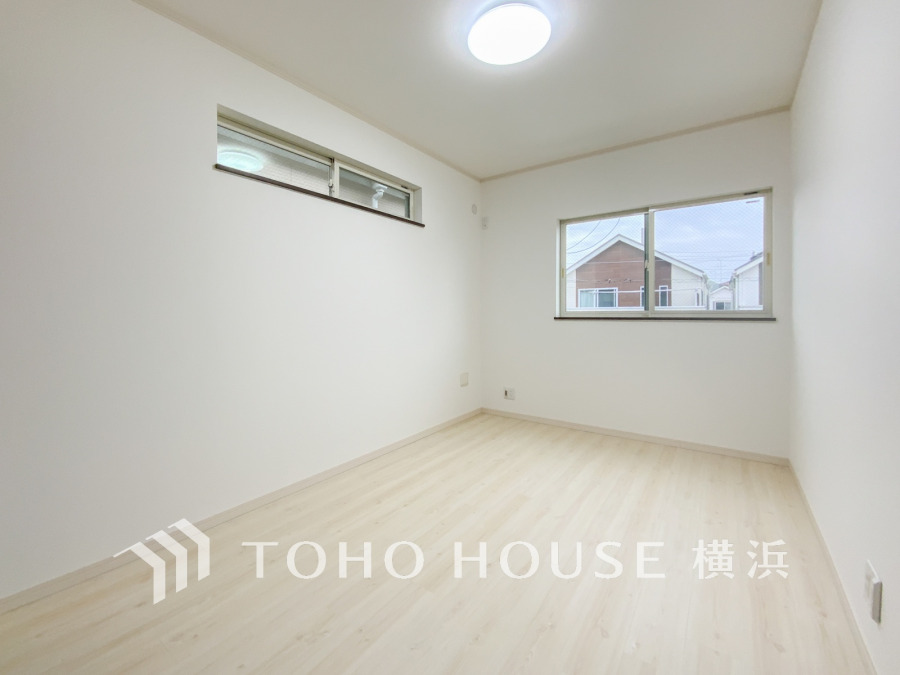 穏やかな風と陽光を導き、プライバシーに配慮された設計プランを採用し、居住性を一段と心地よいものにしています。明るく開放的な空間を演出しております。