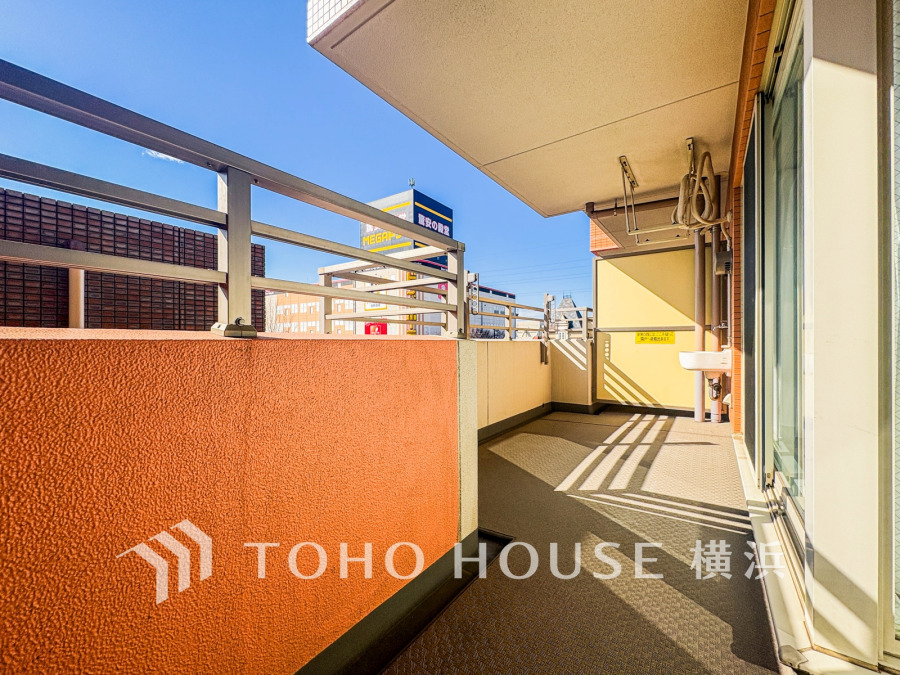 陽光が降り注ぐ広々としたバルコニーは、洗濯物を干すだけでなく、お子様との外遊びや家族の憩いの場としても活躍します。