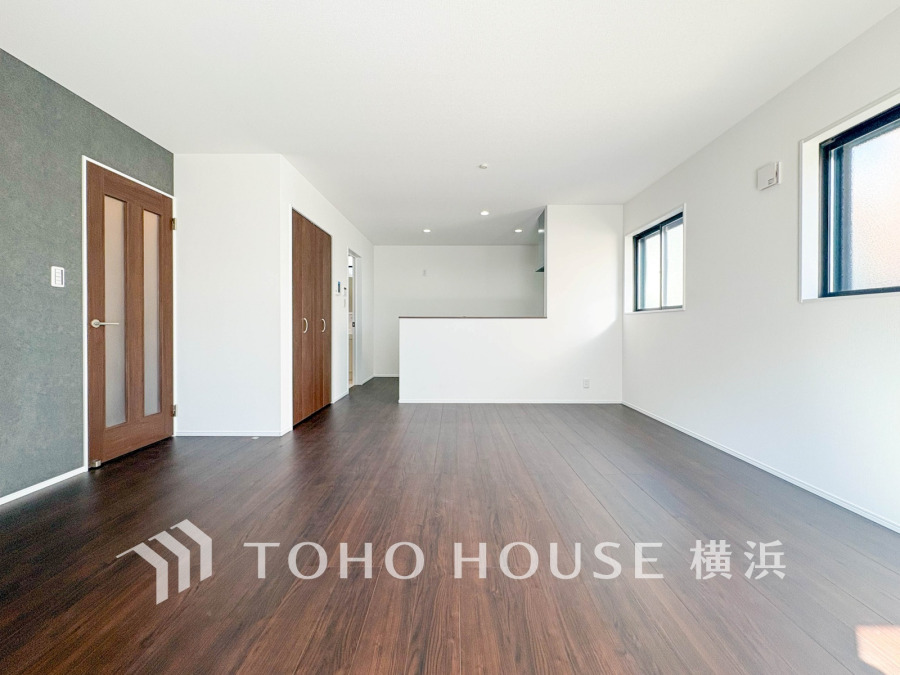 家族と過ごすひと時を溢れる光が優しく包み込むリビングダイニング。家族とともに、心穏やかに過ごすひととき。家族との時間、自分の時間を大切にできる空間がここにあります。